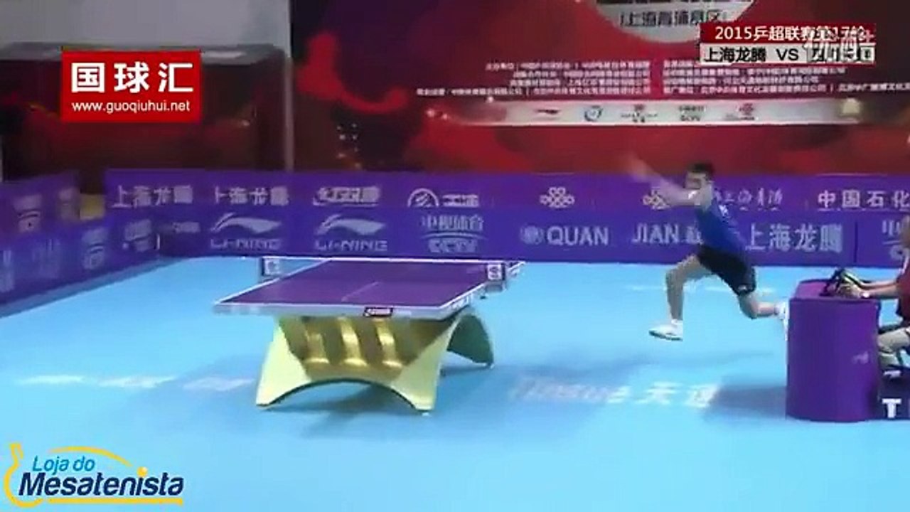 Magnifique point pendant un match de ping-pong