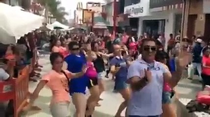 Egypt lovers Dancing on the Egyptian Song(Boshret kher)Creative