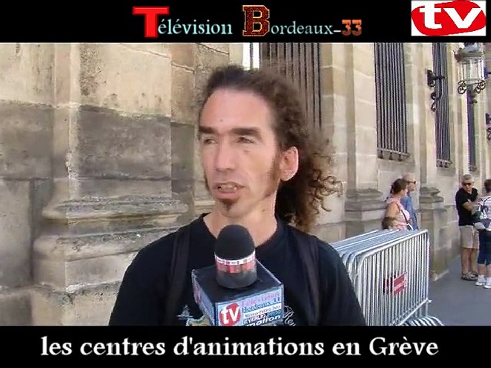 Télévision-Bordeaux-33 les centres d'animations de quartiers sont en Grève devant la Mairie de Bordeaux sebastien solano nous explique la Grève