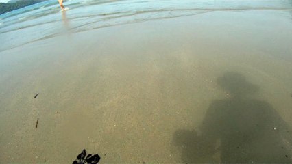 Caminhada nas areias, ondas e mares de Ubatuba, SP, Brasil, Agosto de 2015