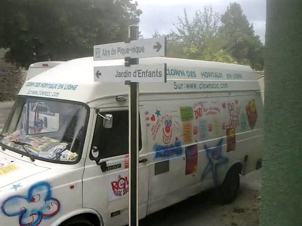 fourgon du clown cassou clown des hôpitaux