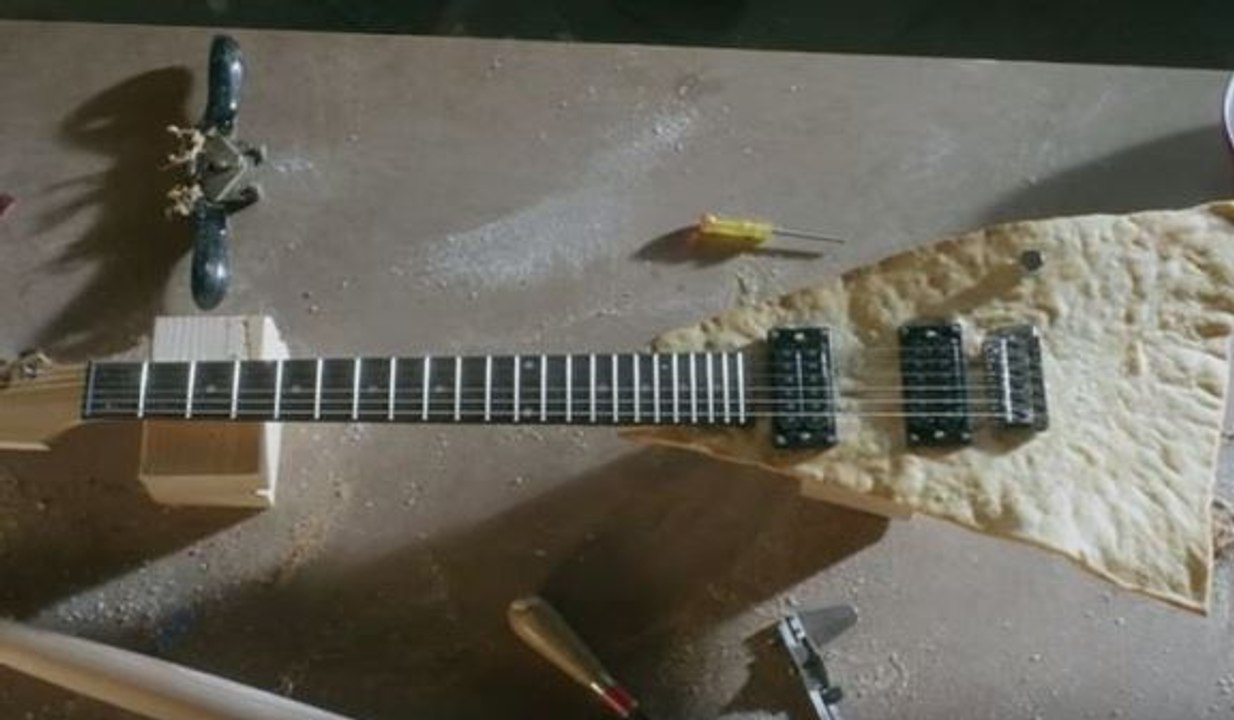 Así construyeron una guitarra eléctrica a base de tortilla