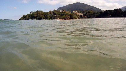 Caminhada nas areias, ondas e mares de Ubatuba, SP, Brasil, Agosto de 2015