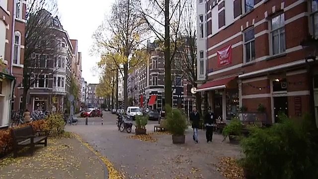 Deux hommes se soumettent aux douleurs de l'accouchement