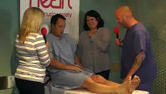 Un homme expérimente les douleurs de l’accouchement