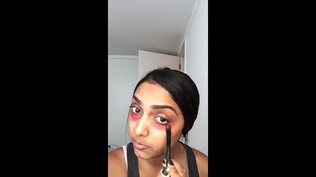 Elle utilise du rouge à lèvre pour masquer ses cernes et ça marche !