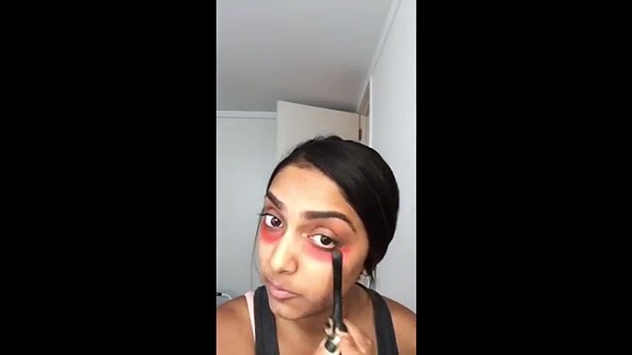 Elle utilise du rouge à lèvre pour masquer ses cernes et ça marche !