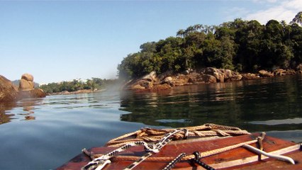 Caminhada nas areias, ondas e mares de Ubatuba, SP, Brasil, Agosto de 2015