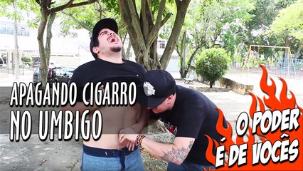 Apagando cigarro no umbigo