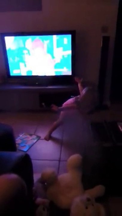 Ma princess Alyson 22mois danse sur le clip de Sia "Chandelier"