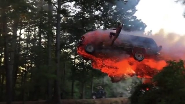 Sauter d'une voiture en feu ! - Zapping du Net du 18 septembre