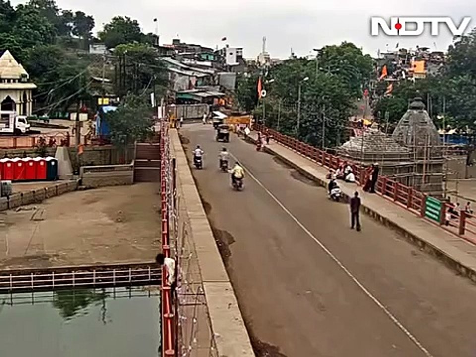 Kumbh super-cop - He jumped 20 feet into the river to save a life