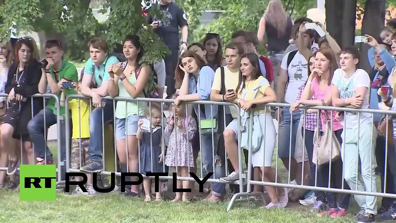 Russia: The Hand of Man machine lets you crush cars!