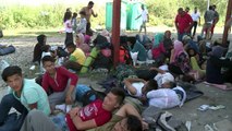 Croatie: des migrants dans l'attente d'un train qui ne vient pas