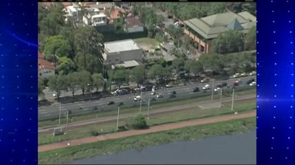 Helicóptero quebrado bloqueia trânsito na Marginal Pinheiros, em São Paulo