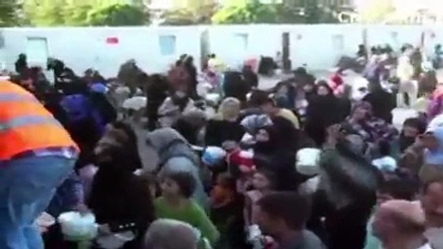 Turkish Bride And Groom Distibuted Food Among Syrian Refugees
