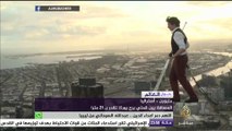 مغامر أسترالي يمشي فوق حبل على ارتفاع ٣٠٠ متر