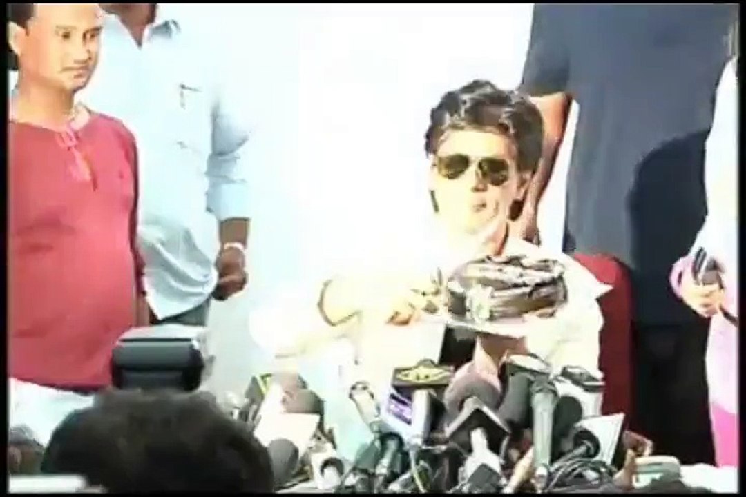 Shahrukh Khan cuts birthday cake for press and media