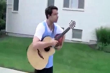 HEM GTAR ÇALIYOR HEM BASTEBOLL OYNUYOR