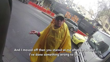 Une femme raciste s'en prend à un motard