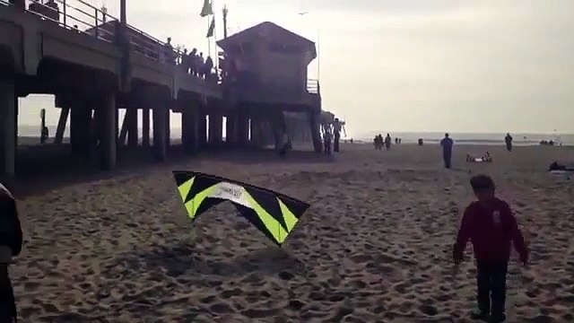 Ce gamin n'arrive pas à attraper ce cerf-volant - Pilotage Précis et rapide!