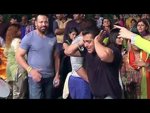 Salman Khan's CRAZY DANCE @ Ganesh Visarjan Miraunuk 2015