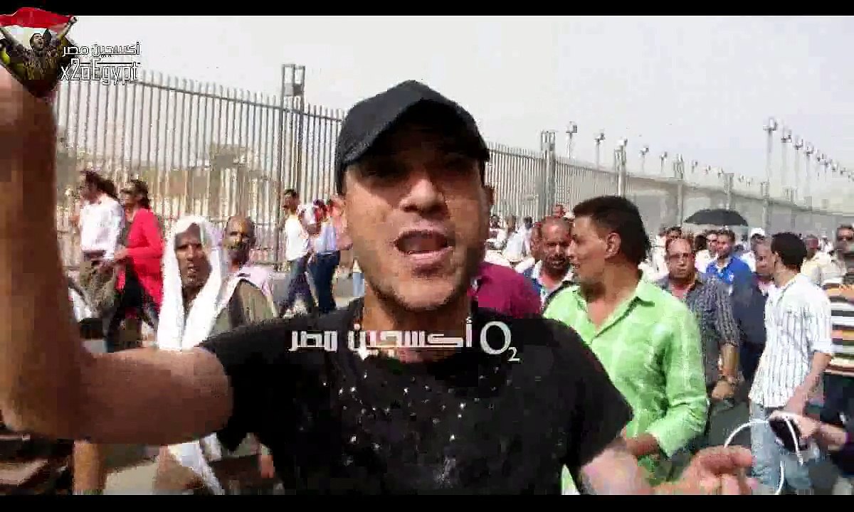 المواطنين الشرفاء فى انتظر موظفي القانون المدنى امام حديقة الفسطاط