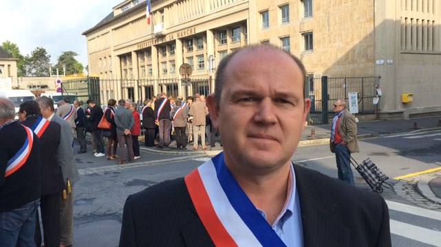Manifestation des maires de la Manche contre les baisses de dotations