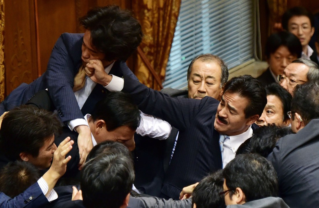 Grosse baston au parlement japonais