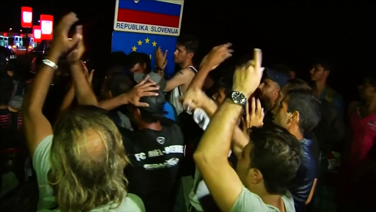 Riot police use pepper spray at Slovenia border