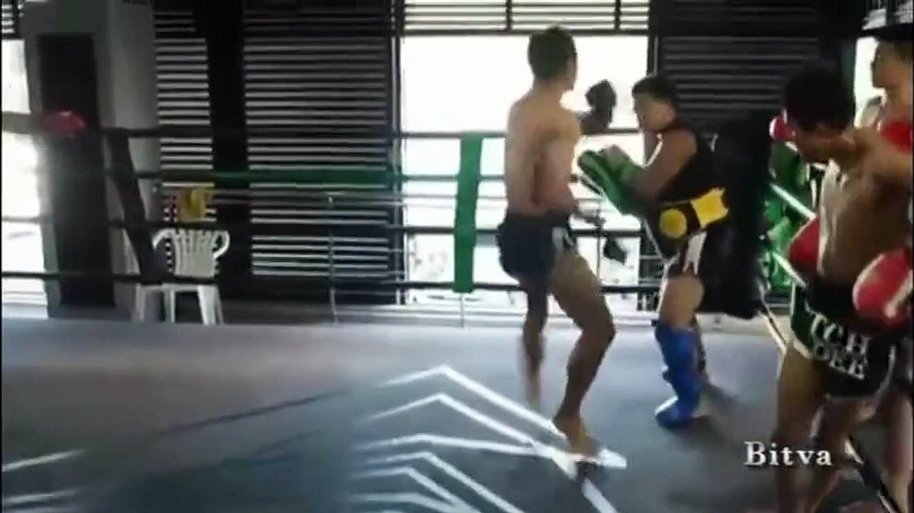 У бойца реально бешеная нога - Жесть !