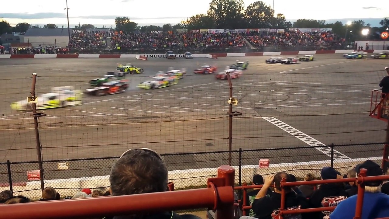 Une course de voitures sur un circuit en 8