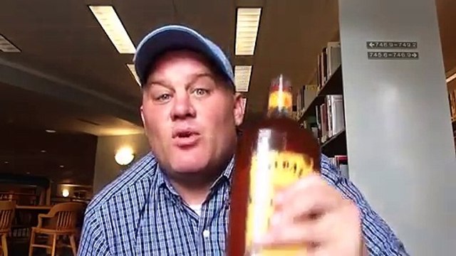 Un gars boit une bouteille entière de Whisky dans une bibliothèque