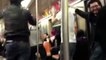 Battle de Saxophone entre 2 musiciens dans le métro de New York... Enorme!
