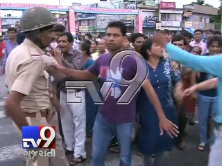 Descargar video: Clash breaks out between two groups in Ahmedabad - Tv9 Gujarati