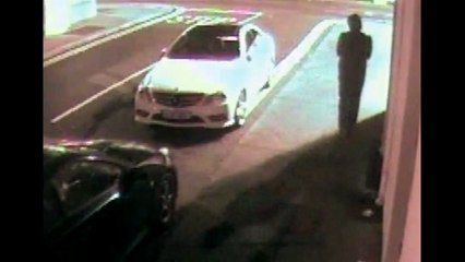 Автовор нокаутировал себя при попытке разбить окно кирпичом