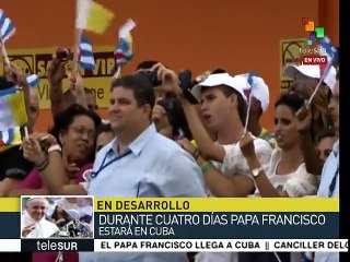 Francisco es recibido por el presidente de Cuba, Raúl Castro