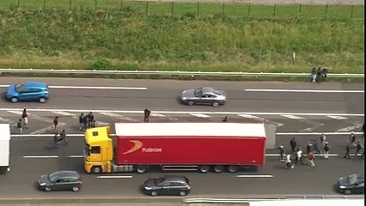 Des centaines de migrants tentent de rentrer dans des camions à Calais