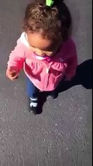 Une petite fille a peur.... De son ombre !