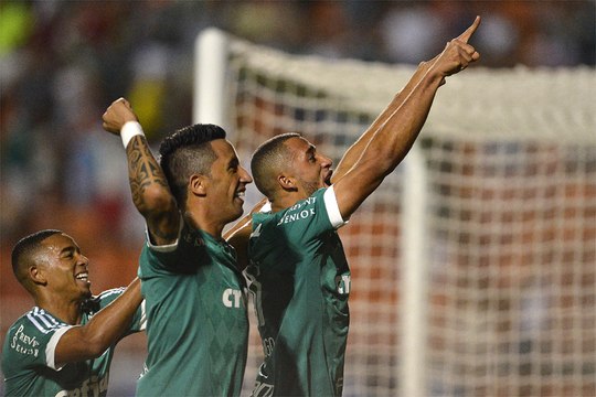 Palmeiras bate o Grêmio no Pacaembu e volta ao G4 do Brasileirão