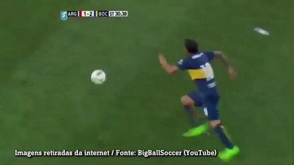 Tévez dá entrada violenta e quebra perna de adversário