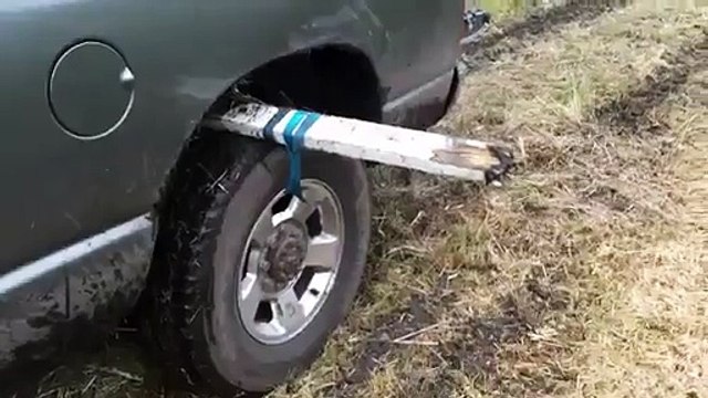 Çamura Saplanan Araba Nasıl Çıkarılır