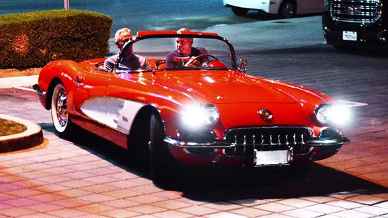 George Clooney fährt ein 1958 Corvette Cabriolet