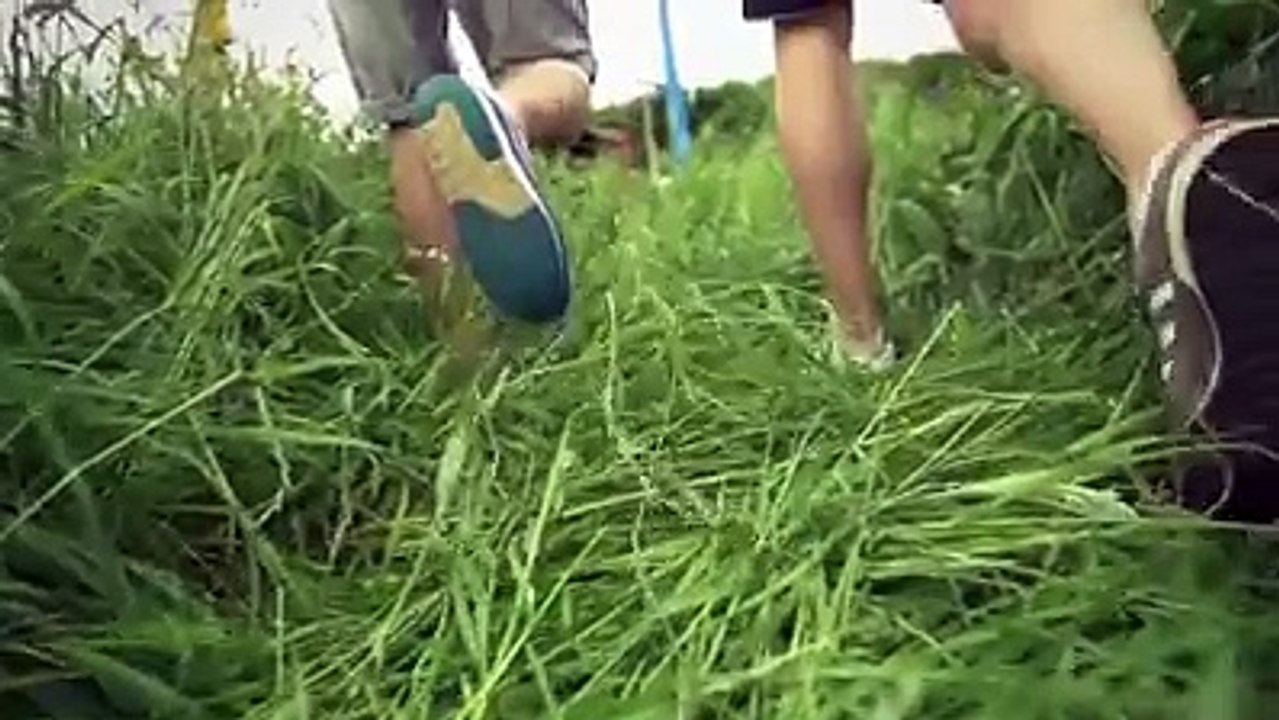 Il saute de 45 mètres de haut en tenant l'élastique à la main