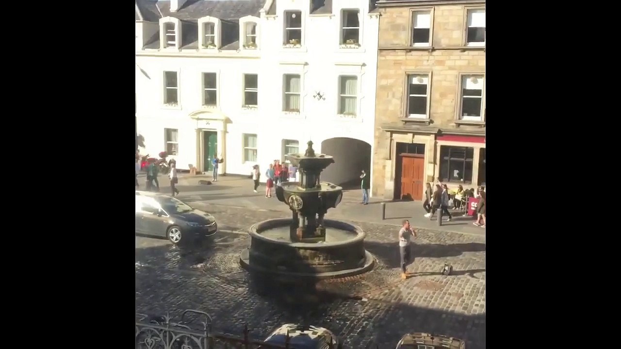 Un musicien et sa cornemuse font taire un prêcheur de rue haineux!