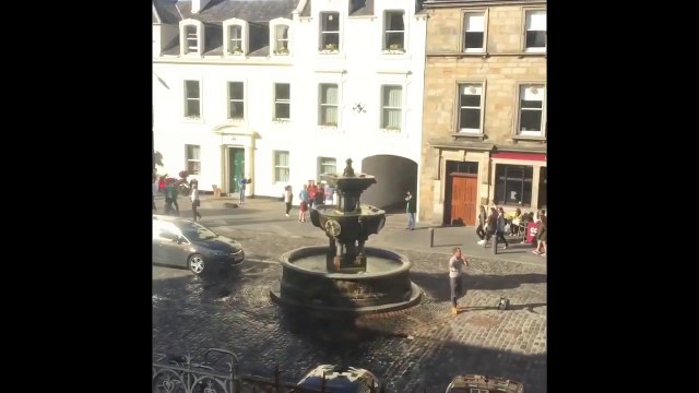 Un musicien et sa cornemuse font taire un prêcheur de rue haineux!