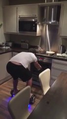 Cet homme ne peut plus se passer de son hoverboard Mono Rovers...