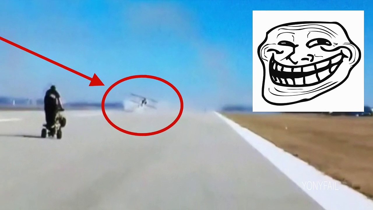 Videos de Risa 2015 - Se cruza avión despegando y caidas vergonzosas Fail