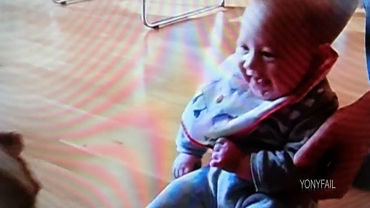 Videos de Risa - Perro juega con un niño - Fail