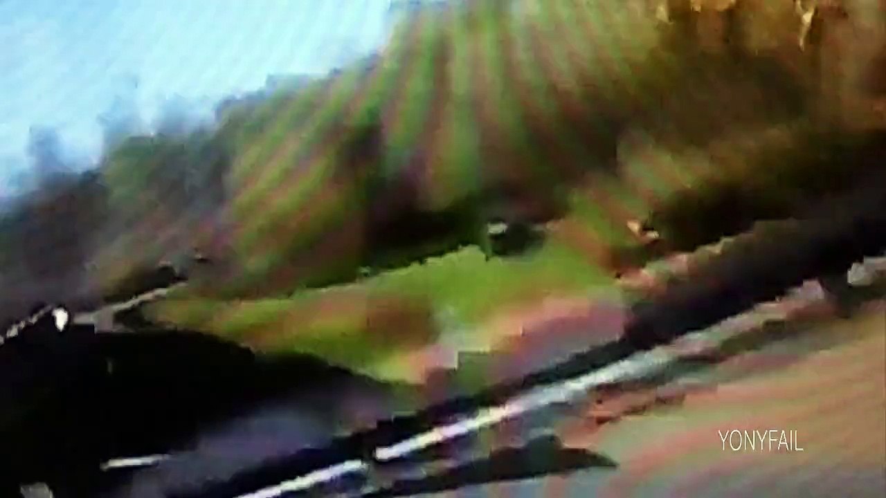 Videos de Risa - Accidente Rallie, Golpe en moto y botellazo - Fail